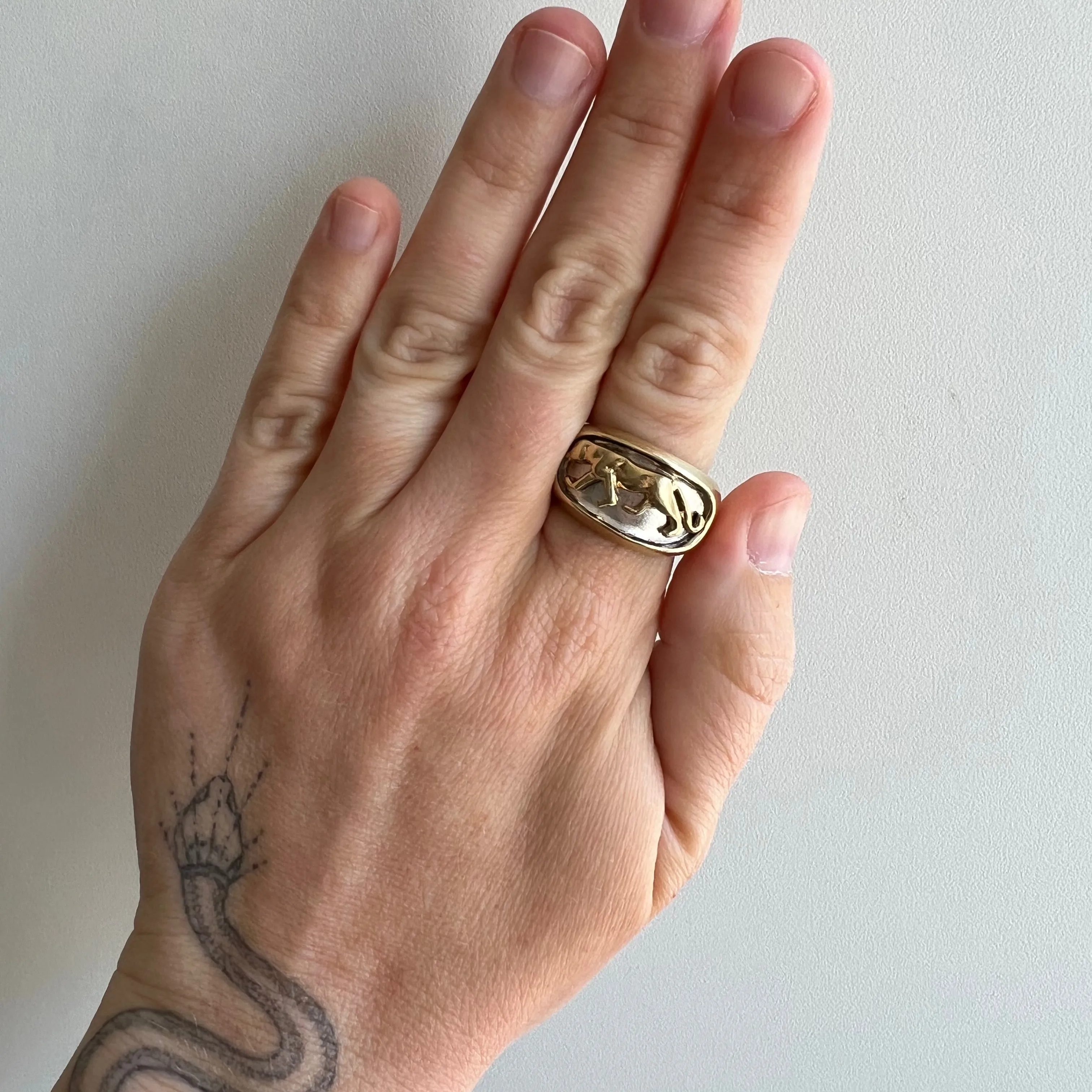 V I N T A G E // purrrrfect prowl / solid 10k gold lioness or panther shadowbox signet ring / size 7